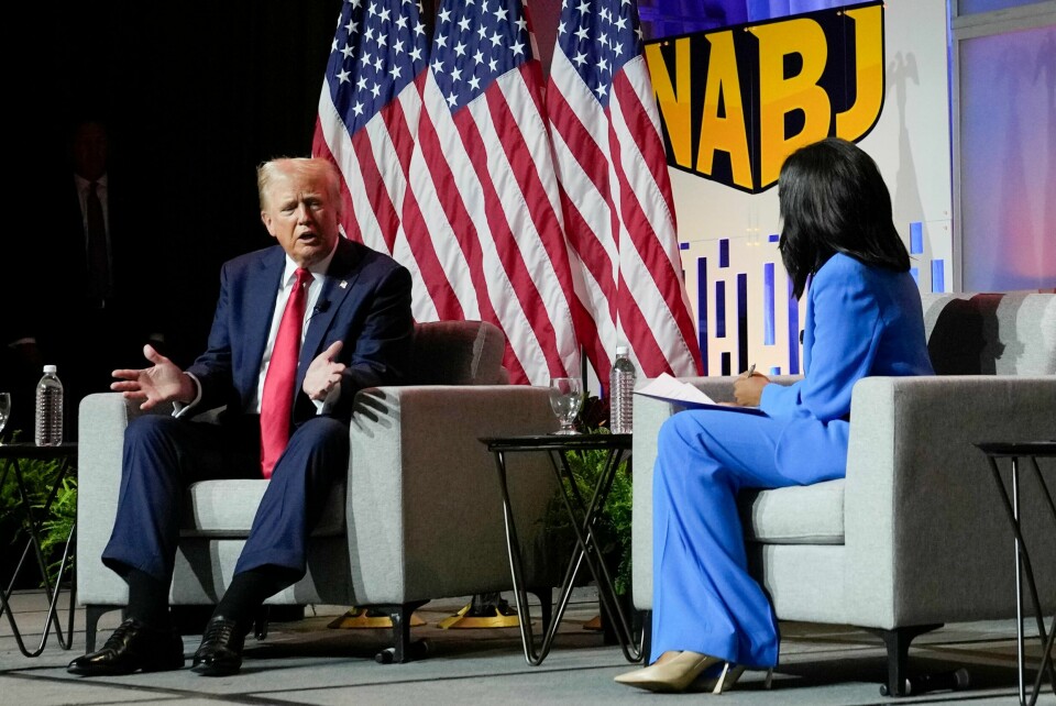 Donald Trump og moderator Rachel Scott under arrangementet i Chicago. FILE - Republican presidential candidate former President Donald Trump, left, moderated by ABC's Rachel Scott, speaks at the National Association of Black Journalists convention, July 31, 2024, in Chicago. The backlash against Trump's attack on Vice President Kamala Harris' racial identity intensified on Thursday. Democrats expressed new outrage and some Republicans distanced themselves from Trump's comments that Harris only recently 'turned Black' for political gain. Harris is of Jamaican and Indian heritage. Trump shrugged off the criticism and doubled down by posting on social media a new picture depicting Harris in traditional Indian garb. (AP Photo/Charles Rex Arbogast, File)