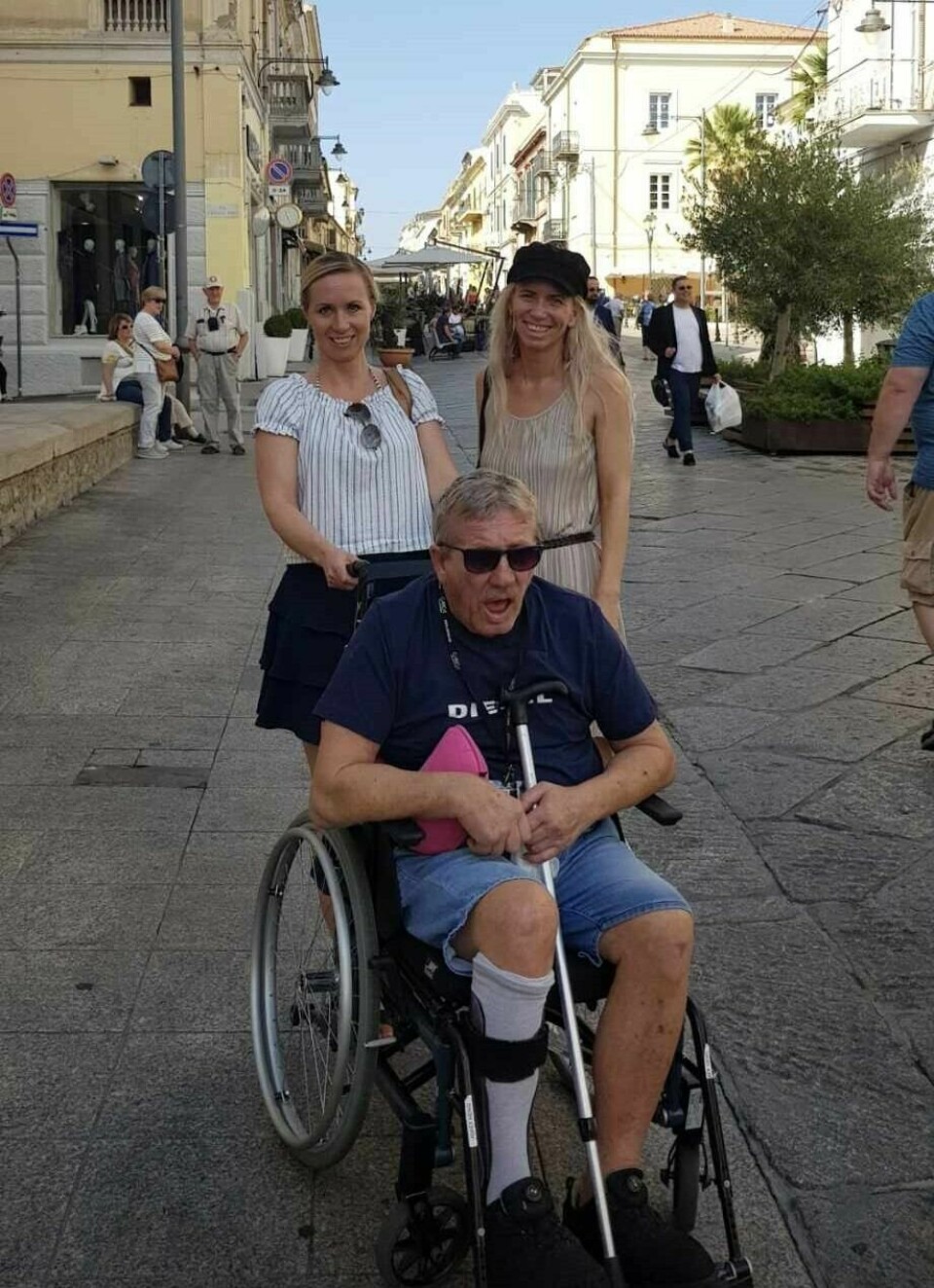 Josef Heng på tur med døtrene Lise (til høyre) og Kristine. Her fra Korsika, da de var på cruise i Middelhavet i 2019. Lise