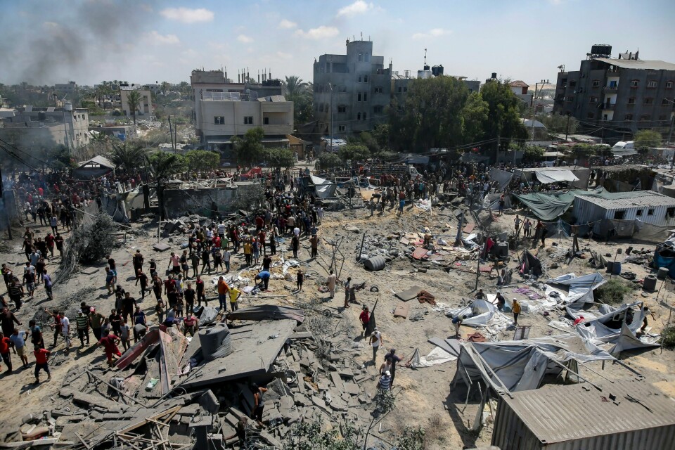 Minst 39.480 palestinere er drept på Gazastripen i løpet av 300 dager med krigføring, opplyser de palestinske helsemyndighetene der. Her går palestinere gjennom et område rammet av et israelsk rakettangrep i Khan Younis i midten av juli. Minst 39.480 palestinere er drept på Gazastripen i løpet av 300 dager med krigføring, opplyser de palestinske helsemyndighetene der. Her går palestinere gjennom et område rammet av et israelsk rakettangrep i Khan Younis i midten av juli. Foto: Jehad Alshrafi / AP / NTB