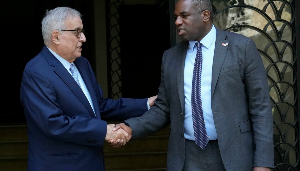 Libanons utenriksminister Abdallah Bouhabib (til venstre) møtte den britiske utenriksministeren David Lammy i Beirut torsdag. Lammy ber lørdag briter om å forlate landet. Libanons utenriksminister Abdallah Bouhabib (til venstre) møtte den britiske utenriksministeren David Lammy i Beirut torsdag. Lammy ber lørdag briter om å forlate landet. Foto: Hussein Malla / AP / NTB