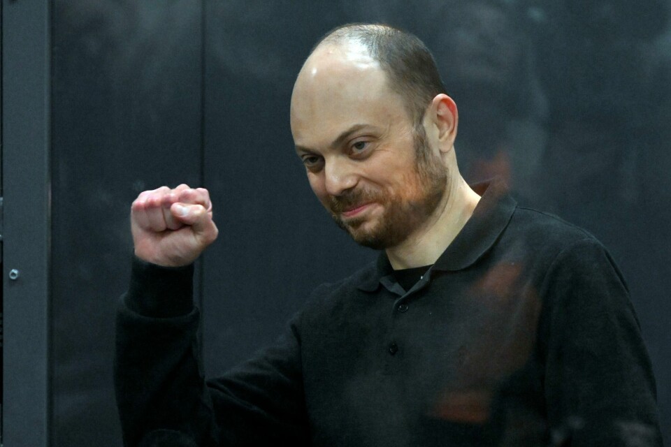Vladimir Kara-Murza, som både har russisk og britisk statsborgerskap og er blant dem som ble løslatt torsdag, sier det «surrealistisk» å være fri og i Tyskland. Bildet er tatt i en russisk domstol i juli i fjor. Vladimir Kara-Murza, som både har russisk og britisk statsborgerskap og er blant dem som ble løslatt torsdag, sier det «surrealistisk» å være fri og i Tyskland. Bildet er tatt i en russisk domstol i juli i fjor. Foto: AP / NTB