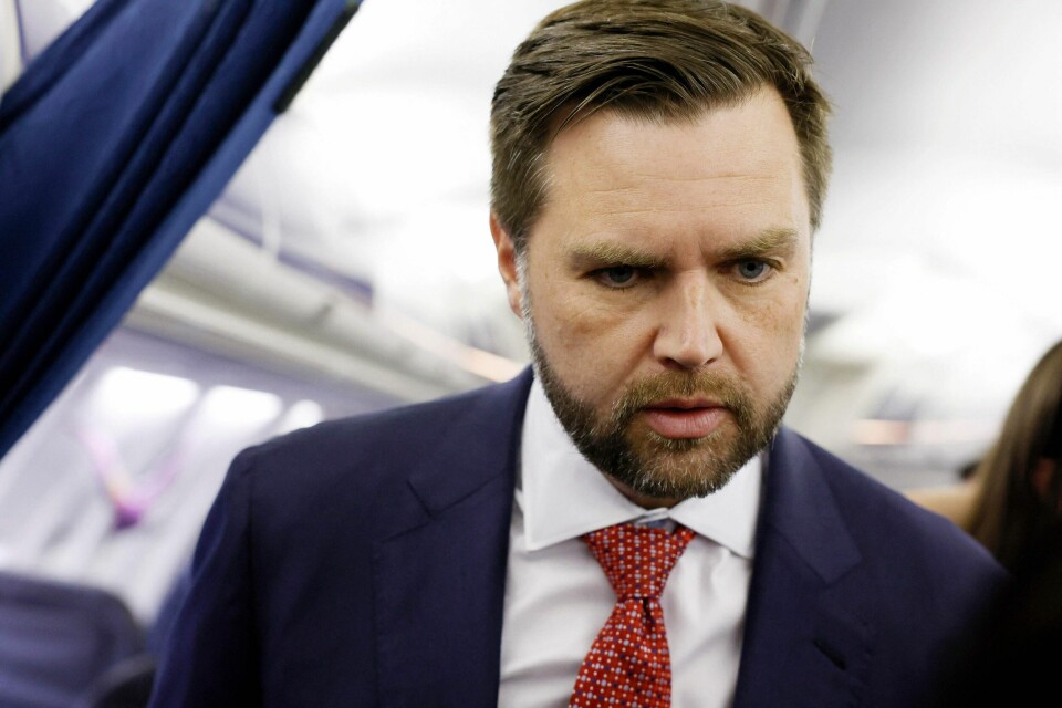 Republikanernes visepresidentkandidat J.D. Vance avfeier kritikken mot Donald Trump. PHOENIX, ARIZONA - JULY 31: Republican vice presidential nominee U.S. Sen. JD Vance (R-OH) speaks to reporters aboard “Trump Force 2” at the Phoenix Sky Harbor International Airport on July 31, 2024 in Phoenix, Arizona. Vance spoke about Republican presidential nominee, former U.S. President Donald Trump's comments at the National Association of Black Journalists panel today. Anna Moneymaker/Getty Images/AFP (Photo by Anna Moneymaker / GETTY IMAGES NORTH AMERICA / Getty Images via AFP)