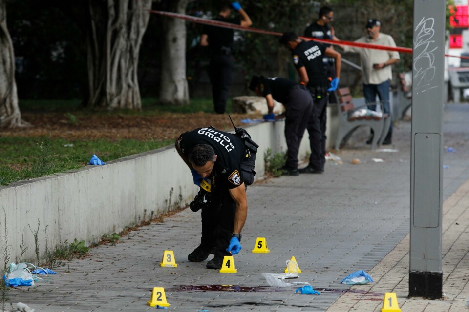 Politiet undersøker åstedet for et knivangrep i Tel Aviv-forstaden Holon søndag morgen. Politiet undersøker åstedet for et knivangrep i Tel Aviv-forstaden Holon søndag morgen. Foto: Tomer Appelbaum / AP / NTB