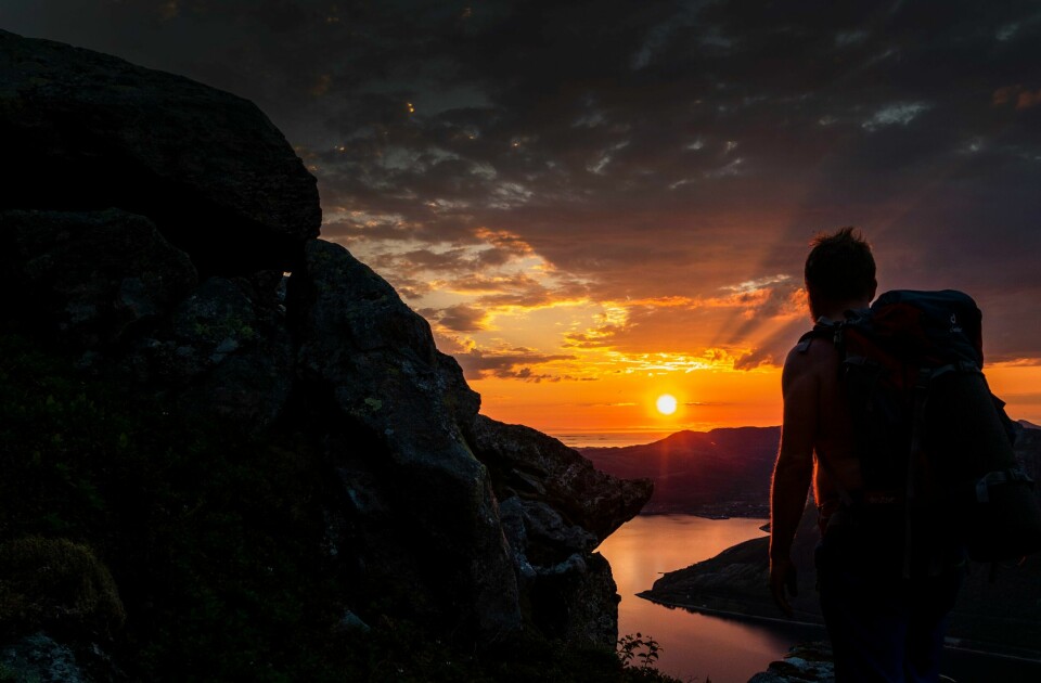 9. august skal det fremføres en operaforestilling basert på Roy Jacobsens bokserie om Ingrid fra Barrøy. Bildet er fra Helgelandskysten. STEMNING: De beste bildene får du gjerne rundt soloppgang og solnedgang.Foto: Gorm Kallestad / NTB