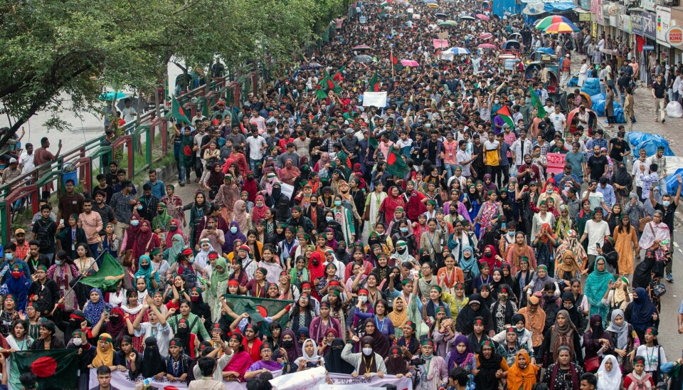 Titusener av studenter og andre deltar i daglige protester mot Bangladeshs statsminister Sheikh Hasina. Politiet slår hardt ned på demonstrantene. Titusener av studenter og andre deltar i daglige protester mot Bangladeshs statsminister Sheikh Hasina. Politiet slår hardt ned på demonstrantene. Foto: Rajib Dhar / AP / NTB