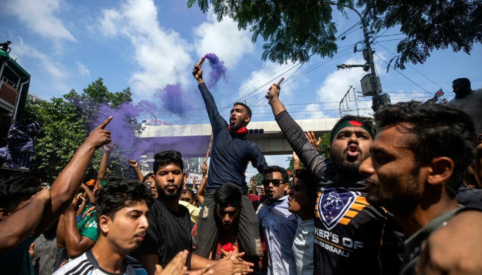 Demonstranter feirer statsminister Sheikh Hasinas avgang i Dhaka mandag. Demonstranter feirer statsminister Sheikh Hasinas avgang i Dhaka mandag. Foto: Rajib Dhar / AP / NTB