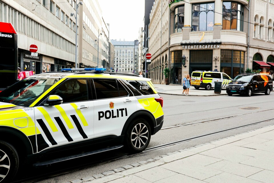 En kvinne ble knivstukket ved Nationaltheatret stasjon i Oslo lørdag- Hun var ikke et tilfeldig offer, ifølge politiet. Politiet i Oslo har fått mange nødanrop angående en person i besittelse av kniv. En person fremstår knivstukket.Foto: Tor Erik Schrøder / NTB