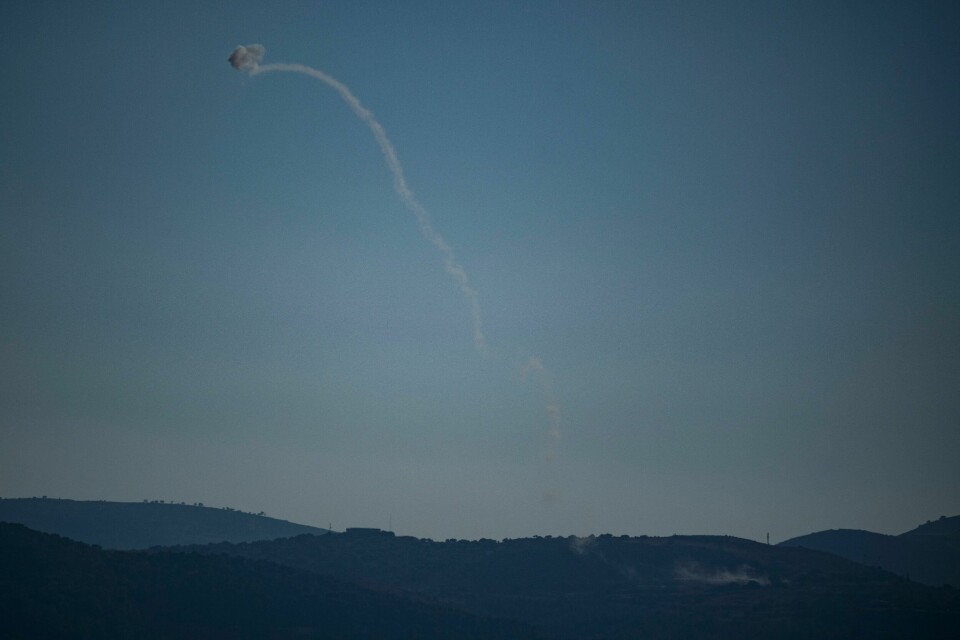 Et israelsk luftforsvarssystem stanser et angrep fra Libanon over Galilea-regionen den 18. juli. Fredag var det nye angrep over grensen. Bildet er tatt fra de israelskokkuperte Golanhøydene. Bildet viser det israelske luftvernsystemet som avverger et angrep fra Libanon mot Golanhøydene 18. juli. Foto: Leo Correa / AP / NTB