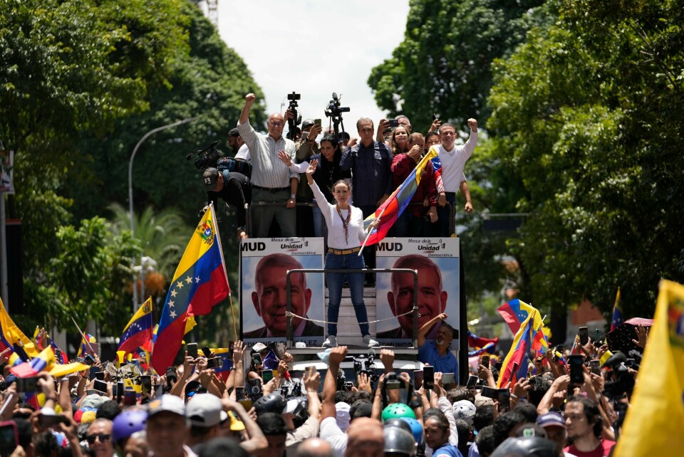 Opposisjonslederen Maria Corina Machado deltar i en protest i Caracas mot president Nicolas Maduros påstand om at han vant valget i Venezuela i forrige uke. Opposisjonslederen Maria Corina Machado deltar i en protest i Caracas mot president Nicolas Maduros påstand om at han vant valget i Venezuela i forrige uke. Foto: Matias Delacroix / AP / NTB
