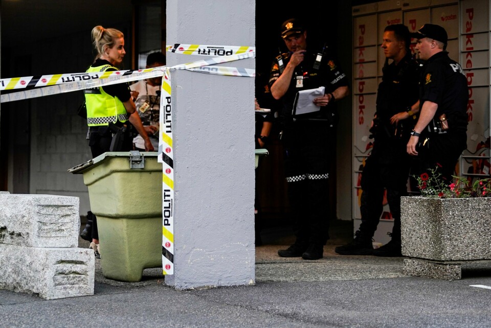 Politiet i Oslo har rykket ut til Ammerud i Groruddalen etter flere meldinger om smell i området. Vitner mener en person har avfyrt flere skudd med skytevåpen. Politiet i Oslo rykket fredag kveld ut til Ammerud i Groruddalen etter flere meldinger om smell i området. Vitner mener en person har avfyrt flere skudd med skytevåpen. Saken etterforskes som et drapsforsøk. Foto: Amanda Pedersen Giske / NTB