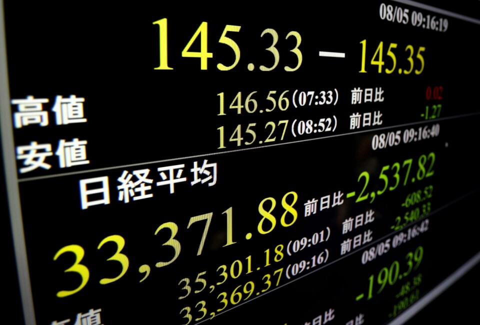 Mandag var Nikkei-indeksen i fritt fall. Tirsdag åpnet Tokyo-børsen med oppgang. Tokyo-børsen endte handelsdagen med et kraftig fall på 8 prosent. Bildet er tatt mandag. Foto: Shohei Miyano / Kyodo News / AP / NTB