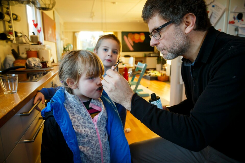 En rekke rapporter slår fast at det verken er grunn for barn eller voksne å ta ekstra vitaminer dersom de har et normalt og variert kosthold. En rekke rapporter slår fast at det verken er grunn for barn eller voksne å ta ekstra vitaminer dersom de har et normalt og variert kosthold.Foto: Heiko Junge / NTB