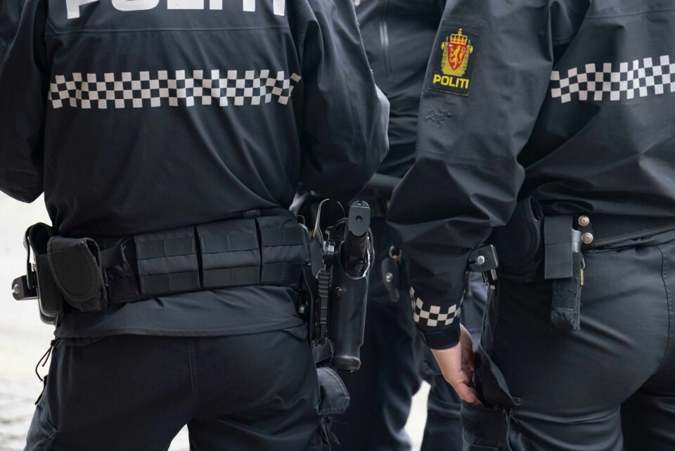 Politiet skal bære våpen 17. mai. Det uthuler regelen om at norsk politi i prinsippet er ubevæpnet, mener Dagsavisen. Politiet skal bære våpen 17. mai. Det uthuler regelen om at norsk politi i prinsippet er ubevæpnet, mener Dagsavisen.