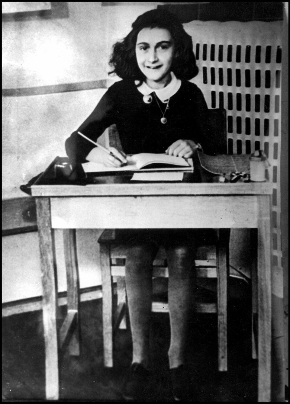 Anne Frank døde 15 år gammel i nazistenes konsentrasjonsleir under andre verdenskrig. 15 år gamle Anne Frank skjulte seg i to år i et hemmelig rom i Amsterdam, før familien ble angitt til Gestapo i 1944. Hun døde året etter i dødsleiren Bergen Belsen. Foto: NTB