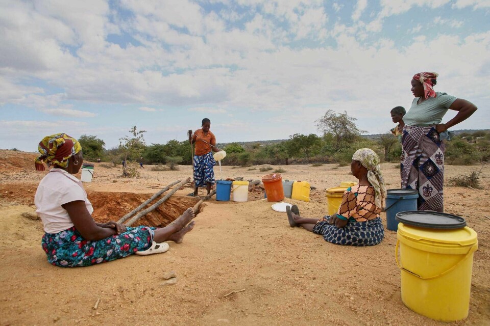En betydelig økning av internasjonal klimafinansiering er et moralsk imperativ for vårt rike land, mener forfatterne av innlegget. Bildet viser kvinner i Zimbabwe i kø for å hente vann. Værfenomenet El Nino har i år gitt langvarig tørke i det sørlige Afrika. Sørlige Afrika, tørke. Zimbabwe.