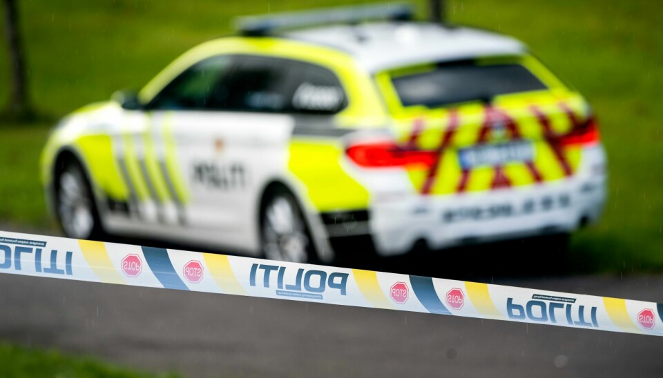 En av mennene ble knivstukket, mens en andre ble utsatt for vold. Politiet mistenker de ble angrepet på grunn av deres legning (illustrasjonsfoto). Oslo 20200826. Illustrasjon: Sperrebånd med politi logo og politibil.Foto: Gorm Kallestad / NTB