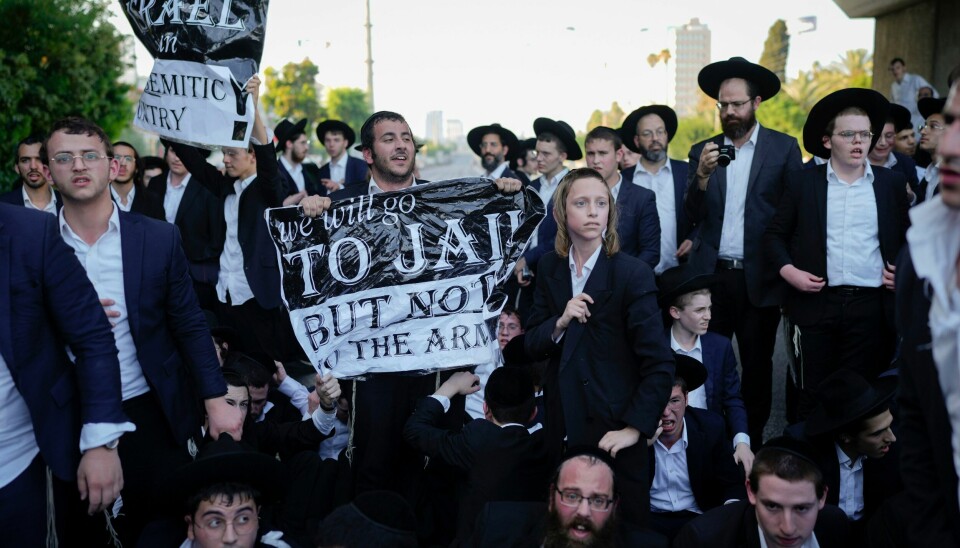 Israelske myndigheter har slått fast at ultraortodokse jøder må avtjene verneplikt på lik linje med alle andre. Det har utløst kraftige protester i landet, som her i Bnei Brak 16. juli. Israelske myndigheter har slått fast at ultraortodokse jøder må avtjene verneplikt på lik linje med alle andre. Det har utløst kraftige protester i landet, som her i Bnei Brak 16. juli. Foto: AP / NTB