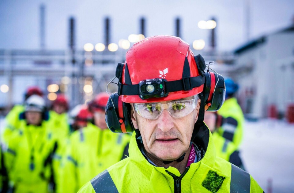 Det er naivt av Jonas Gahr Støre å være så klokkeklar i sin tro på at Melkøya-prosjektet ikke kommer til å gå utover naturen og den samiske kulturen, skriver Marie Sneve Martinussen. Bildet viser statsministeren på besøk på anlegget i januar i fjor. Statsminister Jonas Gahr Støre (Ap) besøker Equinors anlegg på Melkøya utenfor Hammerfest i januar 2023. Foto: Ole Berg-Rusten/NTB