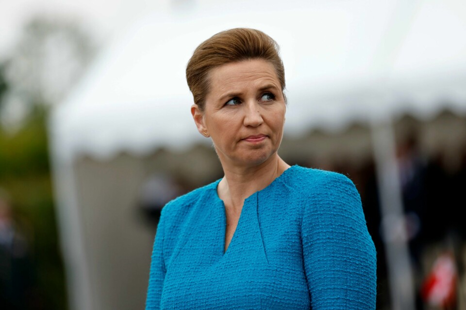 En polsk mann er dømt for å ha utøvd vold mot Danmarks statsminister Mette Frederiksen i sentrum av København i juni. Danmarks statsminister Mette Frederiksen ble slått av en mann i København sentrum i juni. Nå stilles han for retten, der saken skal behandles i to dager. Foto: Jeremias Gonzalez / AP / NTB