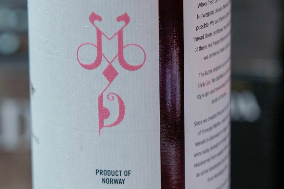 Vinmonopolet stoppet salget av ginen som er produsert til bryllupet til prinsesse Märtha Louise og Durek Verrett etter at det ble klart at monogrammet strider mot alkoholloven. Monogrammet er på etiketten til ginen som er produsert til bryllupet til prinsesse Märtha Louise og Durek Verrett. Foto: Terje Bendiksby / NTB