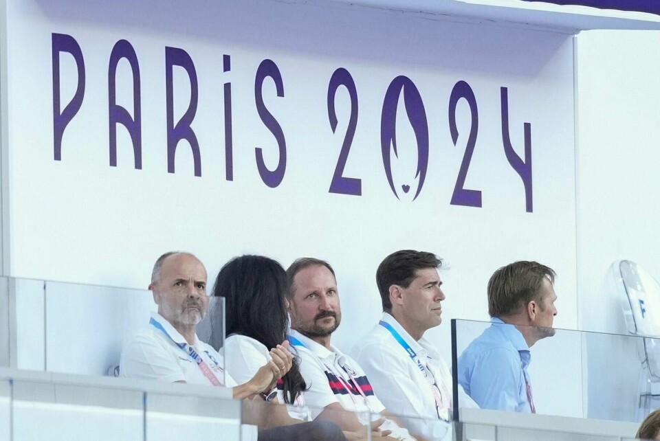 Kronprins Haakon er på plass i Paris for å følge OL. Han måtte svare på spørsmål fra pressen om siktelsen mot Marius Borg Høiby. Kronprins Haakon på tribunen på Stade de France i Paris tirsdag. Han reiste til Frankrike uten kronprinsesse Mette-Marit. Foto: Beate Oma Dahle / NTB