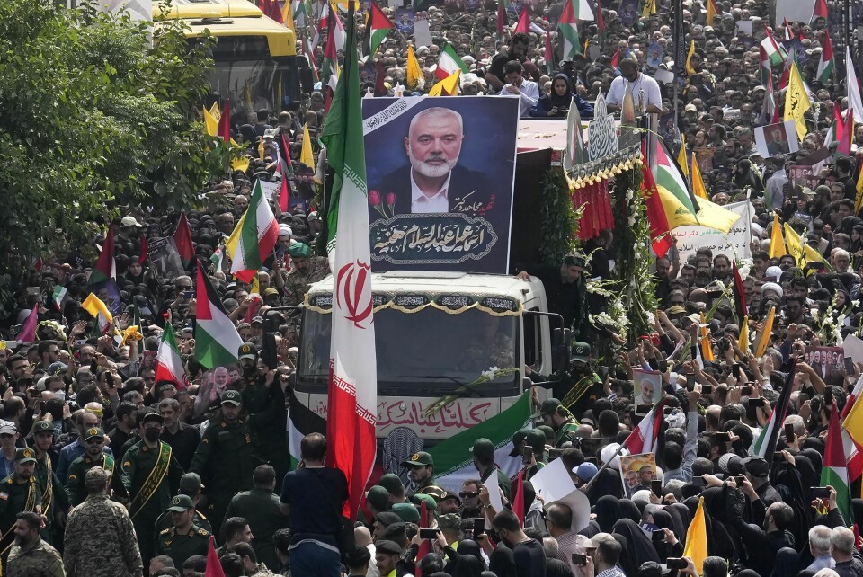 Iranere fulgte lastebilen med kistene til Hamas-leder Ismail Haniyeh og hans livvakt gjennom Teheran forrige onsdag etter attentatet, som Israel får skylden for. Foto: AP Photo / Vahid Salemi
