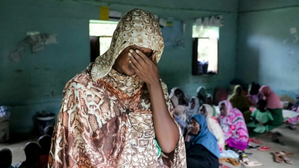 Borgerkrigen i Sudan har ifølge FN drevet over 10 millioner mennesker på flukt og resultert i hungersnød i en leir for internt fordrevne i Darfur-regionen. Dette bildet av internflyktninger er fra delstaten White Nile. 6,8 millioner mennesker lever som internt fordrevne i Sudan, blant dem denne 32 år gamle kvinnen som har søkt tilflukt på en skole i delstaten White Nile. Broren ble drept da han hjalp henne med å flykte fra hovedstaden Khartoum. Foto: Ahmed Omer / Flyktninghjelpen / NTBHandout. Bildet inngår i NTBs tilbud til abonnenter på nyhetsfoto. Bildet skal kun benyttes i forbindelse med angitt sak.
