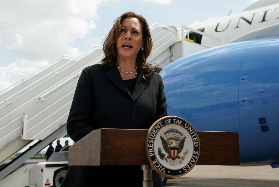 Demokratenes presidentkandidat Kamala Harris skal forsøke å slå Donald Trump i USA-valget 5. november. FILE PHOTO: U.S. Vice President Kamala Harris speaks about the release of Paul Whelan, Evan Gershkovich, Alsu Kurmasheva, and Vladimir Kara-Murza, who were detained in Russia, as she departs to return to Washington, at George Bush Intercontinental Airport in Houston, Texas, U.S., August 1, 2024. REUTERS/Kevin Lamarque/File Photo