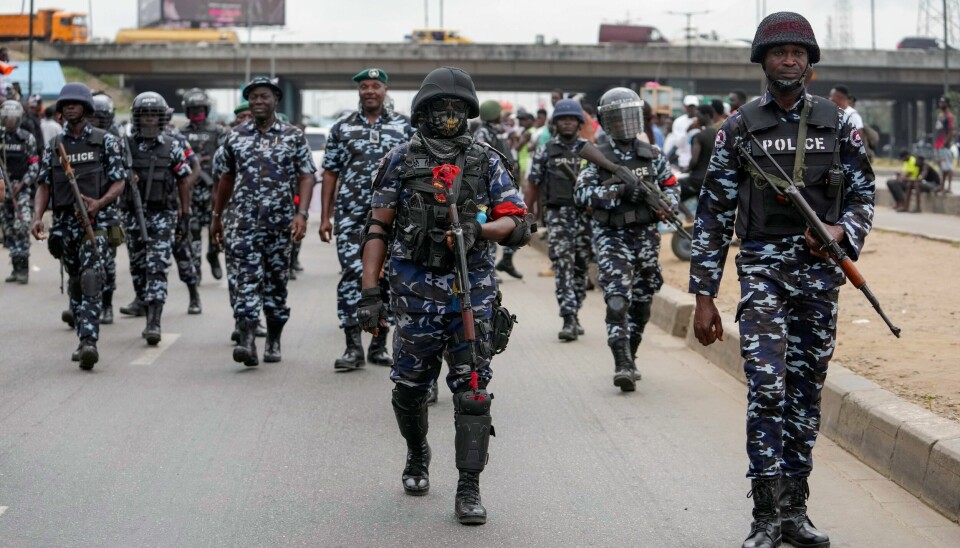 Nigeriansk politi patruljerer i gatene under en demonstrasjon i Lagos mandag. Nigeriansk politi patruljerer i gatene under en demonstrasjon i Lagos mandag. Foto: Sunday Alamba / AP / NTB