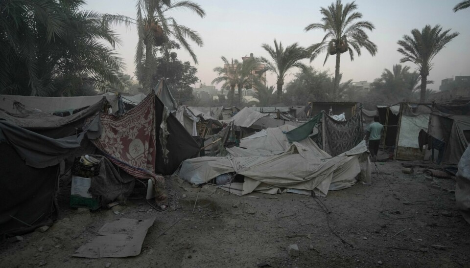 Angrepene mot Gazastripen fortsetter, bildet viser noe av skadene på en teltleir etter et israelsk angrep i Deir al-Balah tirsdag. Etter ti måneder med krig har over 39.600 palestinere blitt drept på Gazastripen. Slik så en teltleir for internflyktninger i Deir al Balah ut etter et israelsk angrep. Bildet ble tatt tirsdag denne uka. Foto: Abdel Kareem Hana / AP / NTB