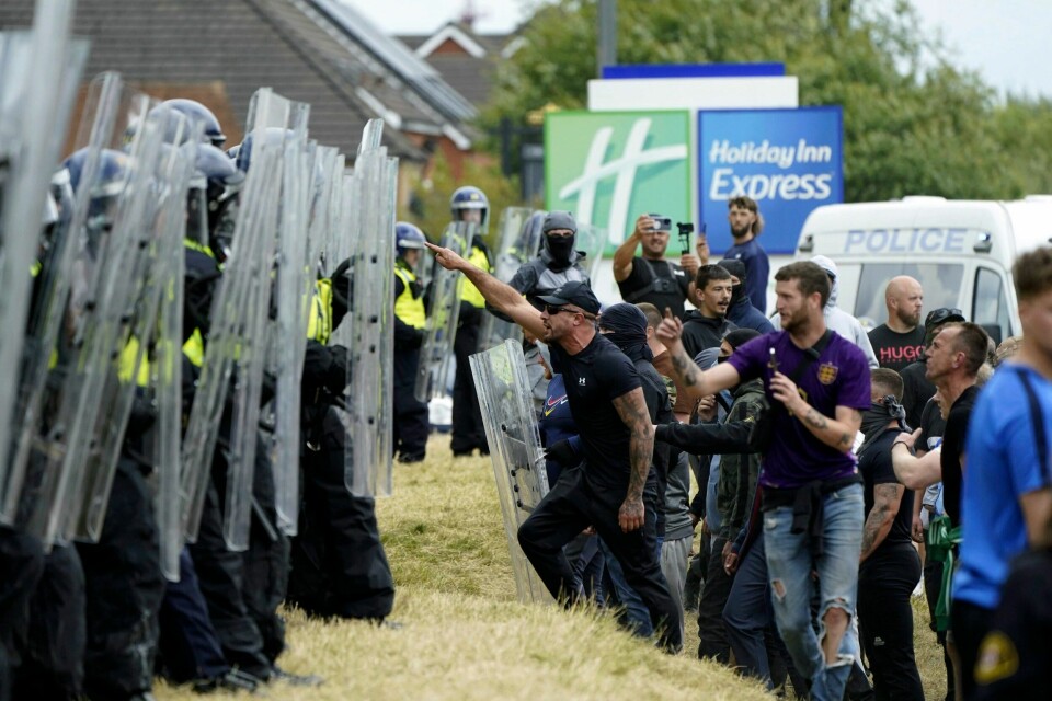 En mann er dømt til fengselsstraff for blant annet vold mot politiet under opptøyene som oppsto etter Southport-angrepet. Bildet ble tatt i Rotherham i England 4. august. En mann er dømt til fengselsstraff for blant annet vold mot politiet under opptøyene som oppsto etter Southport-angrepet. Bildet ble tatt i Rotherham i England 4. august. Foto: Danny Lawson / PA / AP / NTB