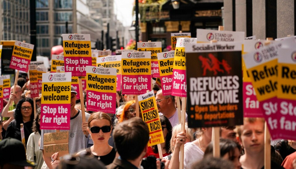 Tusener av briter samlet seg lørdag til protester mot rasisme og ytre høyre i London og andre byer etter uroen den siste uka. Her utenfor kontorene til Nigel Farages Reformparti i London. Tusener av briter samlet seg lørdag til protester mot rasisme og ytre høyre i London og andre byer etter uroen den siste uka. Her utenfor kontorene til Nigel Farages Reformparti i London. Foto: Alberto Pezzali / AP / NTB