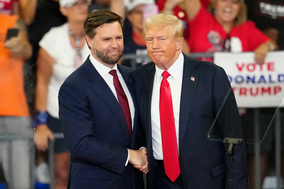 Republikanernes J.D. Vance og Donald Trump har blikket festet mot Det hvite hus. Republican vice presidential candidate Sen. JD Vance, R-Ohio, left, and Republican presidential candidate former President Donald Trump, shake hands at a campaign rally at Georgia State University in Atlanta, Saturday, Aug. 3, 2024. (AP Photo/Ben Gray)