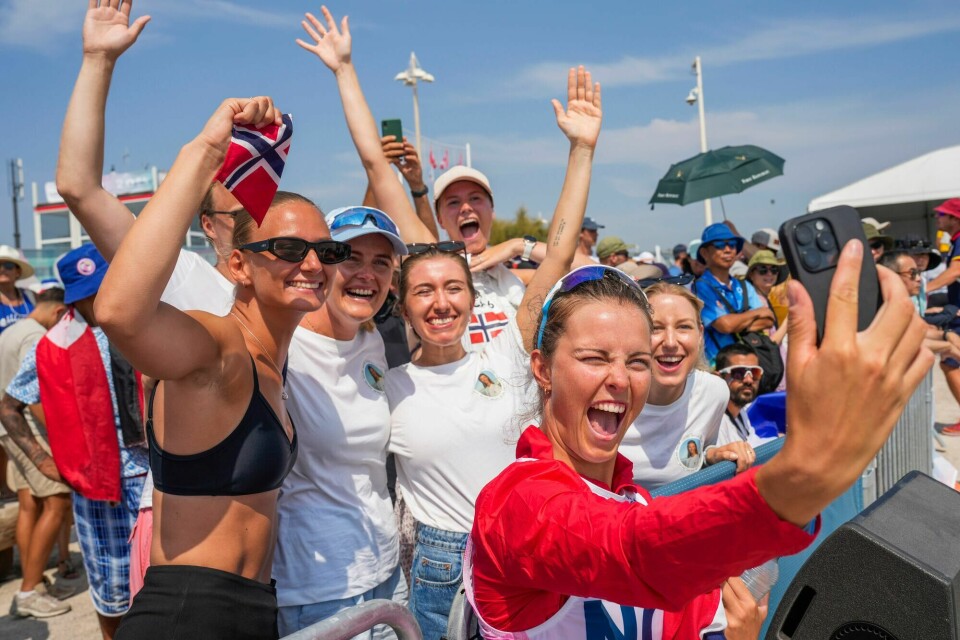 Line Flem Høst feirer bronsemedaljen i seiling med en selfie med laget. Line Flem Høst feirer bronsemedaljen i seiling med en selfie med laget.