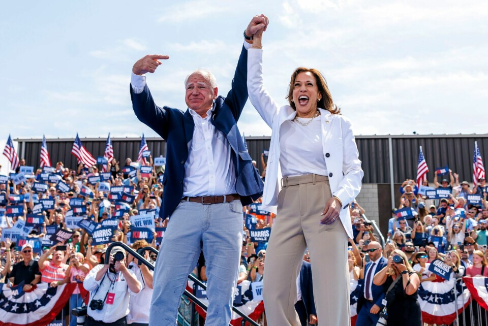 Demokratene har fått et oppsving på meningsmålingene etter at Kamala Harris tok over president Joe Bidens valgkamp, og lanserte Tim Walz som visepresidentkandidat. Nå må «SNL» finne en passende kandidat til å spille Tim Walz – mens valgkampperioden går sin gang utover høsten. Her er Walz og Kamala Harris fotografert onsdag. Foto: Kerem Yücel/Minnesota Public Radio /AP/NTB