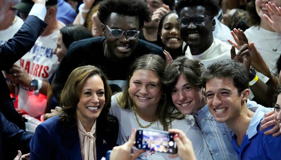 Det er skapt flere falske bilder og videoer av presidentkandidat Kamala Harris i sosiale medier, blant annen en på X der hun tilsynelatende sier at hun ikke har peiling på å styre landet. Her er hun blant støttespillerne sine som sørger for å forevige øyeblikket. Det er skapt flere falske bilder og videoer av presidentkandidat Kamala Harris i sosiale medier, blant annen en på X der hun tilsynelatende sier at hun ikke har peiling på å styre landet. Her er hun blant støttespillerne sine som sørger for å forevige øyeblikket. Foto: Matt Rourke / AP / NTB