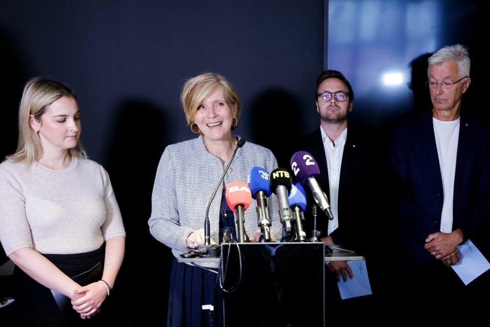Christine B. Meyer (H) (i midten) og Jon Askeland (Sp) til høyre, la torsdag fram byrådet og fylkeskommunens enighet om Bybanen. Det er dog fortsatt ikke fattet vedtak. Christine B. Meyer (H) (i midten) og Jon Askeland (Sp) til høyre, la torsdag fram en enighet om bybanen mellom byrådet og fylkeskommunen. Det er dog fortsatt ikke fattet vedtak. Foto: Paul S. Amundsen / NTB