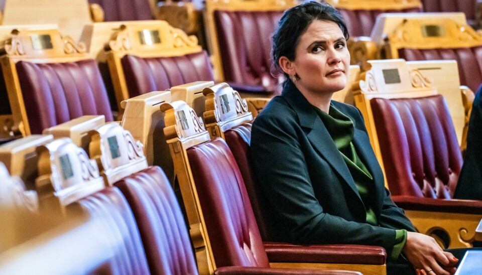 Kunnskapsminister Kari Nessa Nordtun sier at hun ikke kan si om hun vil fjerne fraværsgrensen på 10 prosent. Kunnskapsminister Kari Nessa Nordtun (Ap) presenterte fredag formiddag regjeringens forslag til endringer for profesjonsstudiene. Foto: Ole Berg-Rusten / NTB