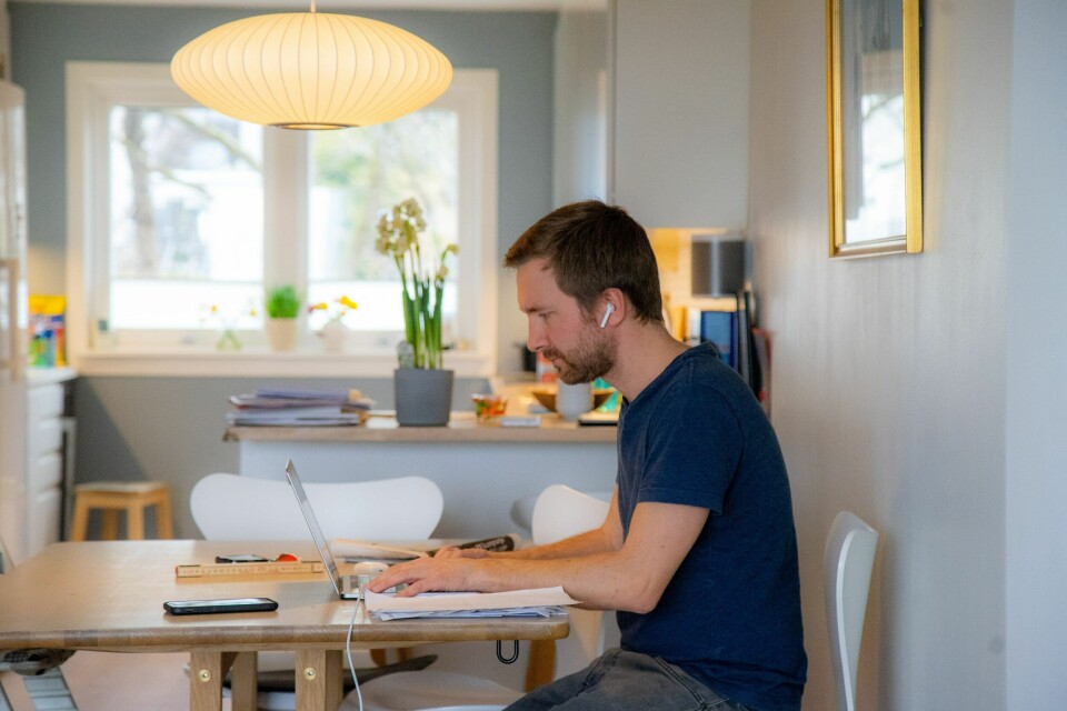 Hjemmekontor: Et gode, som gjør det enklere for arbeidsfolk å få livet til å henge sammen? Eller bidrar det til at folk jobber for mye og alltid er pålogget? Hjemmekontor: Et gode, som gjør det enklere for arbeidsfolk å få livet til å henge sammen? Eller bidrar det til at folk jobber for mye og alltid er pålogget?