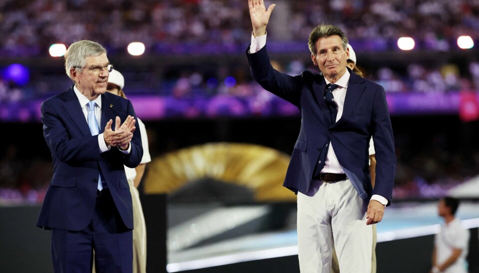 Avtroppende IOC-president Thomas Bach hadde følge av Sebastian Coe da medaljene på kvinnenes maraton ble delt ut under avslutningsseremonien i Paris søndag. Avtroppende IOC-president Thomas Bach hadde følge av Sebastian Coe da medaljene på kvinnenes maraton ble delt ut under avslutningsseremonien i Paris søndag.