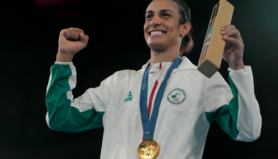 Den olympiske mesteren Imane Khelif skal bære det algeriske flagget under søndagens avslutningsseremoni i Paris-OL. Gold medalist Algeria's Imane Khelif blir Algeries flaggbærer under avslutningsseremonien i OL. Foto: Ariana Cubillos / AP / NTB