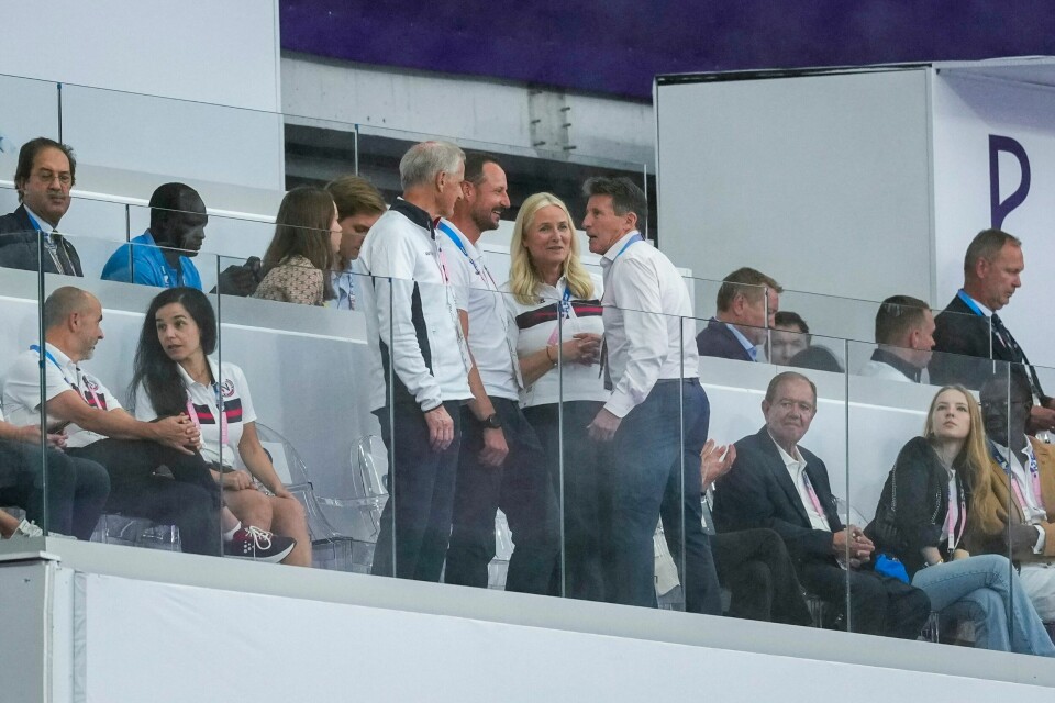 Statsminister Jonas Gahr Støre, kronprins Haakon og kronprinsesse Mette-Marit i samtale med Sebastian Coe på Stade de France. Sebastian Coe (t.h.) møtte kronprinsparet og statsminister Jonas Gahr Støre under OL i Paris nylig.Foto: Beate Oma Dahle / NTB