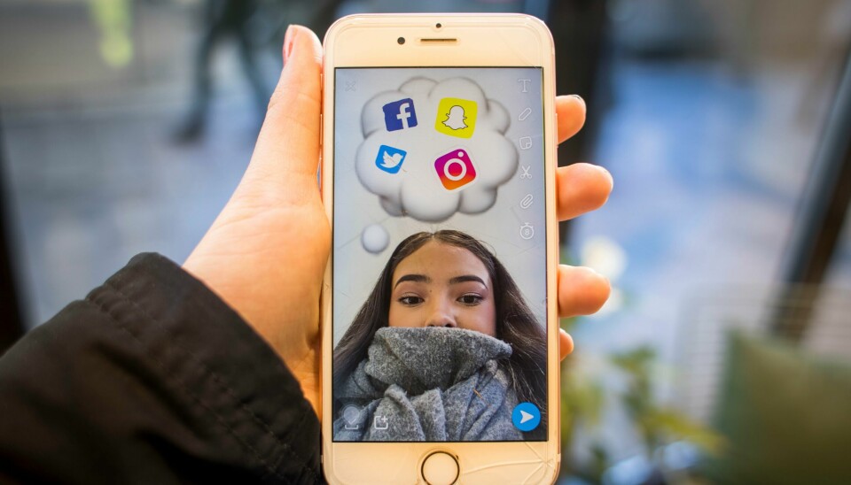 Til tross for at det er 13-års aldersgrense for å ha egen bruker på Snapchat, Tiktok, Facebook og Instagram, får et flertall av barna som bruker disse mediene egen bruker før de fyller 13 år. Til tross for at det er 13-års aldersgrense for å ha egen bruker på Snapchat, Tiktok, Facebook og Instagram, får et flertall av barna som bruker disse mediene egen bruker før de fyller 13 år. Foto: Mia Oshiro Junge / NTB
