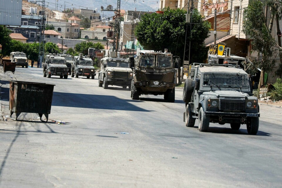 Israelske militærkjøretøyer i Tubas på Vestbredden onsdag. Israeli Military vehicles drive during a raid, in Tubas, in the Israeli-occupied West Bank, August 14, 2024. REUTERS/Raneen Sawafta