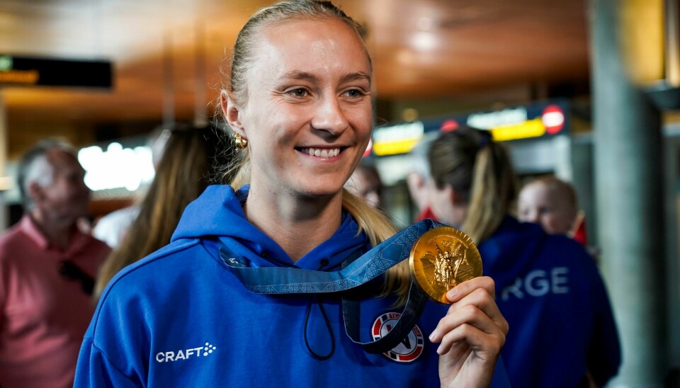 Håndballjentene ankom Oslo lufthavn mandag. Laget slo Frankrike og sikret seg dermed OL-gull i Paris. Her viser Henny Reistad frem medaljen Håndballjentene, her ved Henny Reistad, kunne vise fram gullet. Foto: Amanda Pedersen Giske / NTB