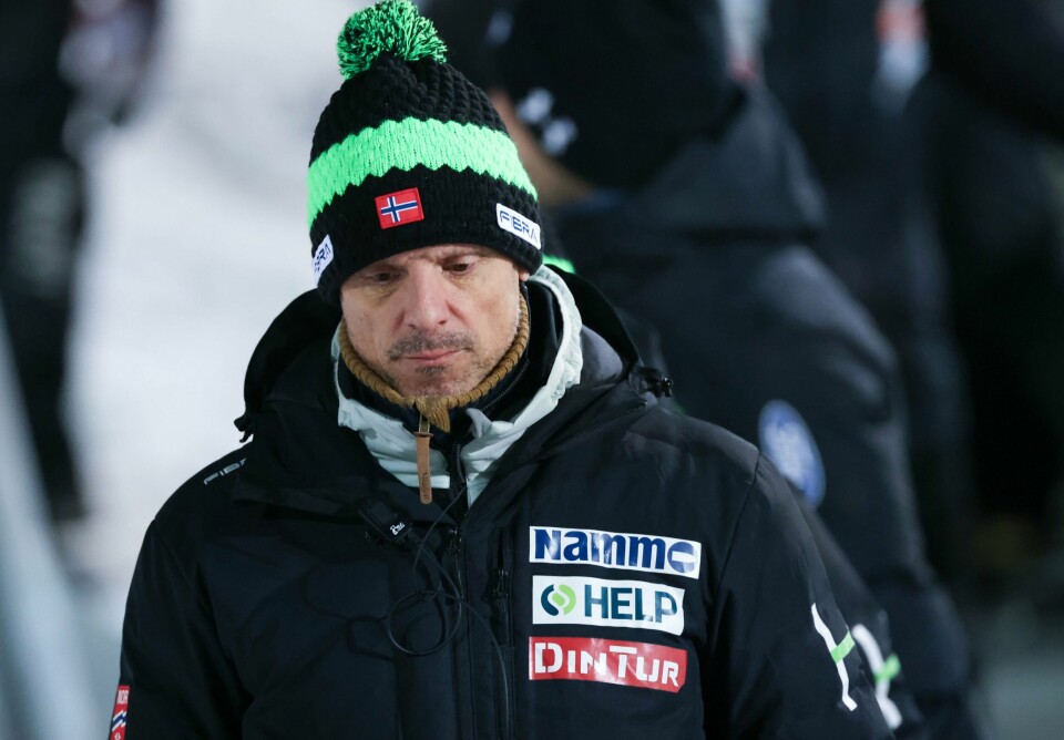 Trener Alexander Stöckl er ikke i Kollen. Trener Alexander Stöckl blir ikke med til Oberstdorf. Foto: Geir Olsen / NTB