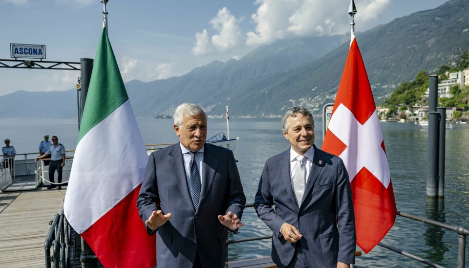 Italias utenriksminister Antonio Tajani møtte sin sveitsiske motpart Ignazio Cassis ved Maggiore-sjøen mandag. Italias utenriksminister Antonio Tajani møtte sin sveitsiske motpart Ignazio Cassis ved Maggiore-sjøen mandag. Foto: Jean-Christophe Bott /Keystone / AP / NTB
