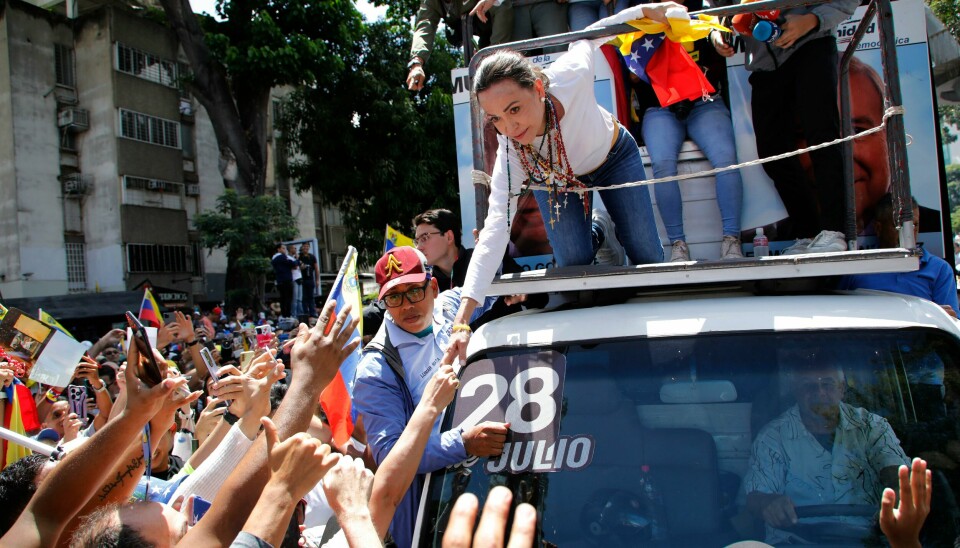 Opposisjonsleder Maria Corina Machado hilser på tilhengere under et valgmøte. Nå vil hun at Venezuela og resten av verden demonstrerer lørdag for å omgjøre valgresultatet. Opposisjonsleder Maria Corina Machado hilser på tilhengere under et valgmøte. Nå vil hun at Venezuela og resten av verden demonstrerer lørdag for å omgjøre valgresultatet. Foto: Cristian Hernandez/AP/NTB