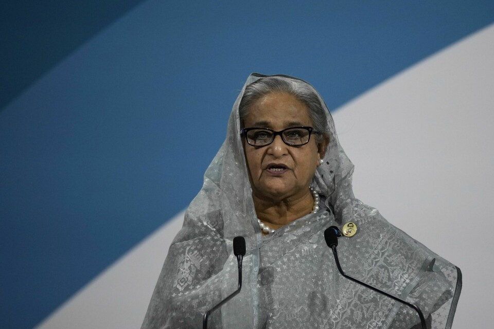 Bangladeshs nylig avgåtte statsminister Sheikh Hasina etterforskes for drap etter uroen i landet i juli. Statsminister Sheikh Hasina trakk seg mandag, etter 15 år ved makten i Bangladesh. Bildet av henne ble tatt i Paris i 2021. Foto: Christophe Ena / AP / NTB