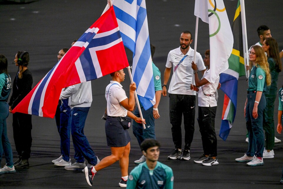 Gullvinner Solfrid Eila Amena Koanda var norsk flaggbærer i OL-avslutningen. Solfrid Koanda bærer det norske flagget inn på Stade de France under søndagens avslutningsseremoni i OL. Foto: Vesa Moilanen / Lehtikuva / NTB
